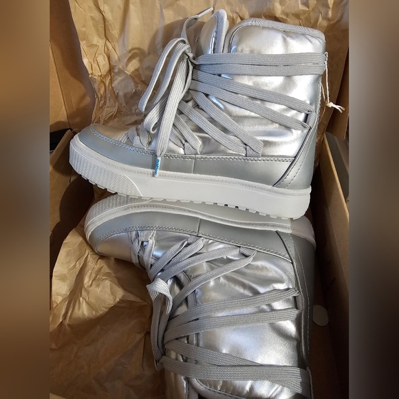 Native Chamonix Winter Boots In Silver Metallic/White Size 6 NIB - Picture 4 of 5